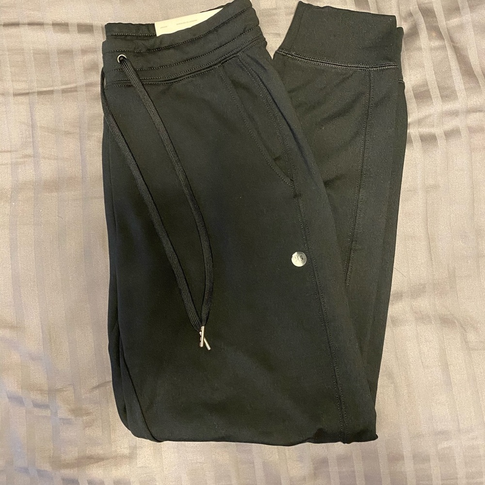 Brand new with tags never worn AMerican eagle women’s joggers black XS short